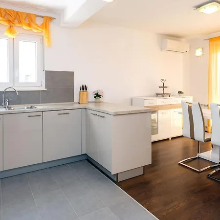 Apartament In Mit Grosser Terrasse By Interhome Dugi Rat